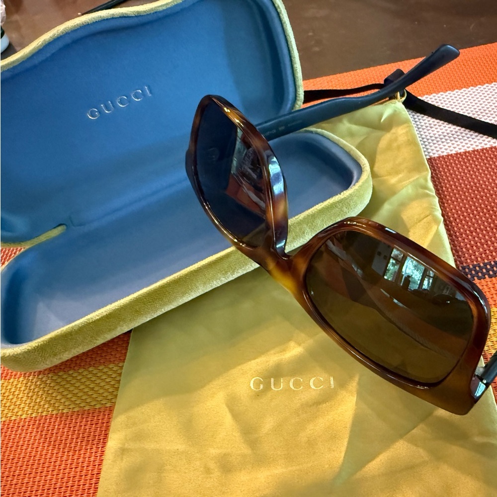 Gucci Tortoise Sunglasses with Case and bag